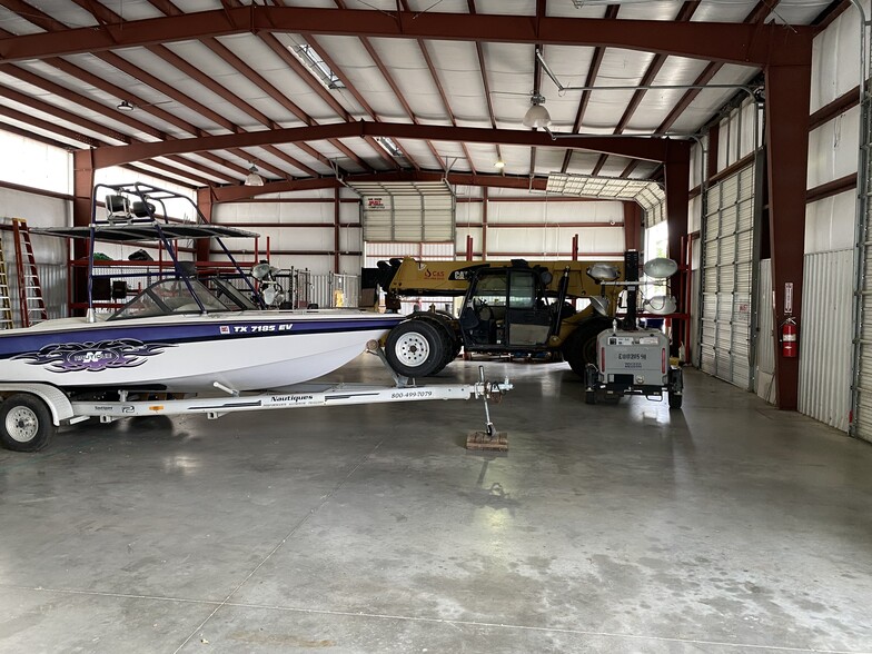 More Photos Of 1105 N Main St, Highlands Warehouse For Lease