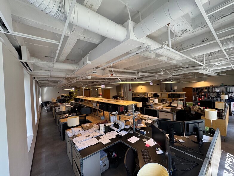 More Photos Of 211 W Wacker Dr, Chicago Office For Sale
