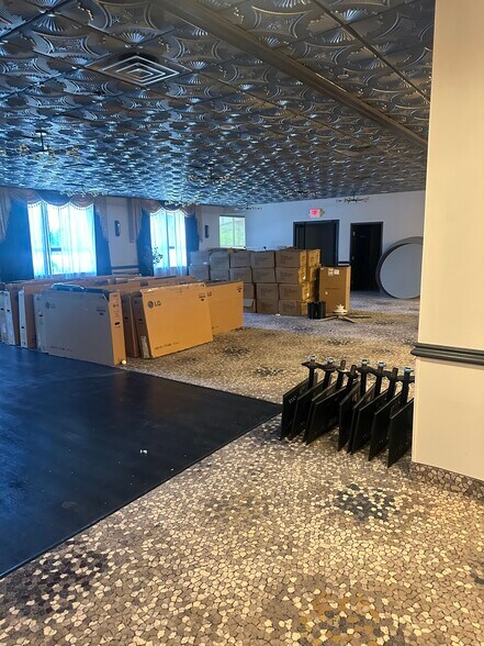 More Photos Of 7076 Highland Rd, Waterford Hotel For Lease
