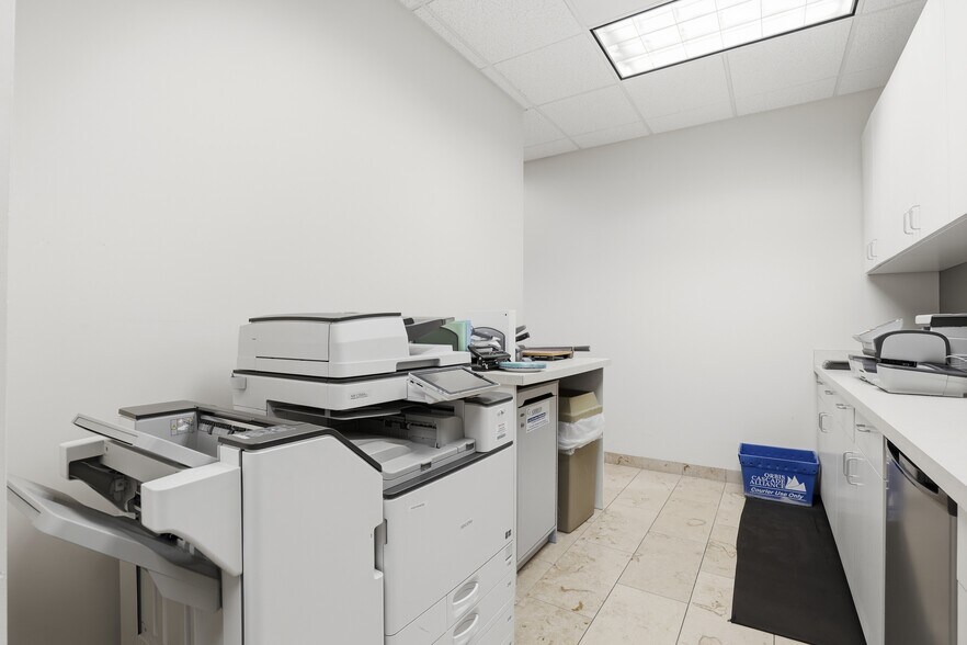 More Photos Of 3911 Castlevale Rd, Yakima Office For Lease