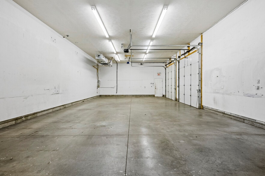 More Photos Of 1110 Applewood Dr, Papillion Warehouse For Sale