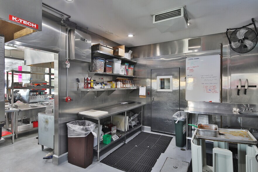 More Photos Of 3660 Beverly Blvd, Los Angeles Restaurant For Lease