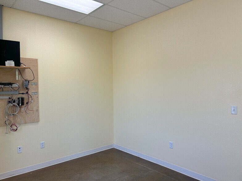 More Photos Of 1463 Oil Mill Rd, Pecos Warehouse For Lease