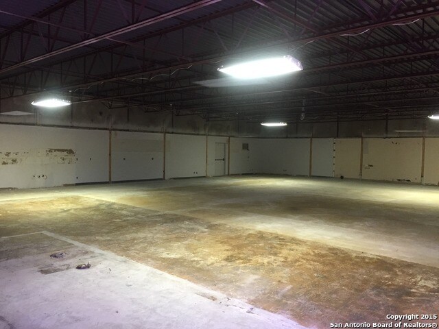 More Photos Of 1701 E State Highway 97, Jourdanton Flex For Lease
