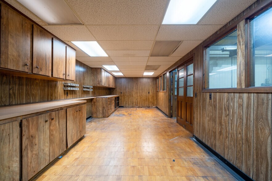 More Photos Of 42470 Executive Dr, Harrison Township Warehouse For Lease