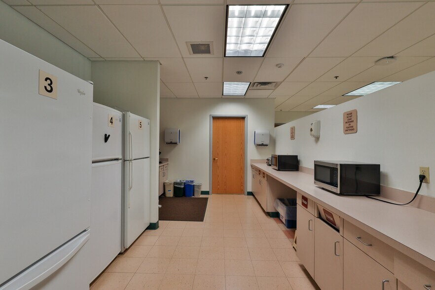 More Photos Of 1525 Valley Center Pky, Bethlehem Unknown For Lease