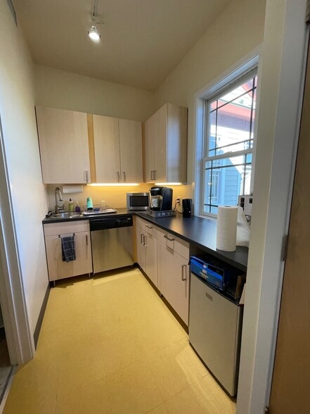 More Photos Of 245 Amity Rd, Woodbridge Storefront Retail Office For Lease