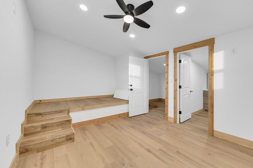 More Photos Of 15427 W Highway 12, Gentry Flex For Sale