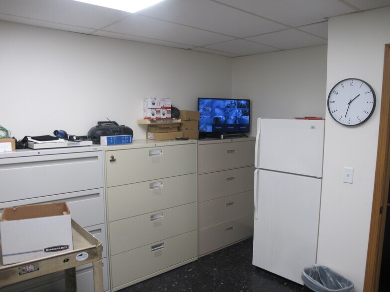 More Photos Of 1411 W Phelps St, Springfield Service For Lease