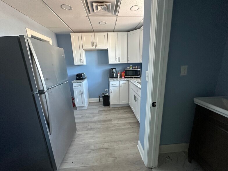More Photos Of 616 Washington St, Waukegan Specialty For Sale