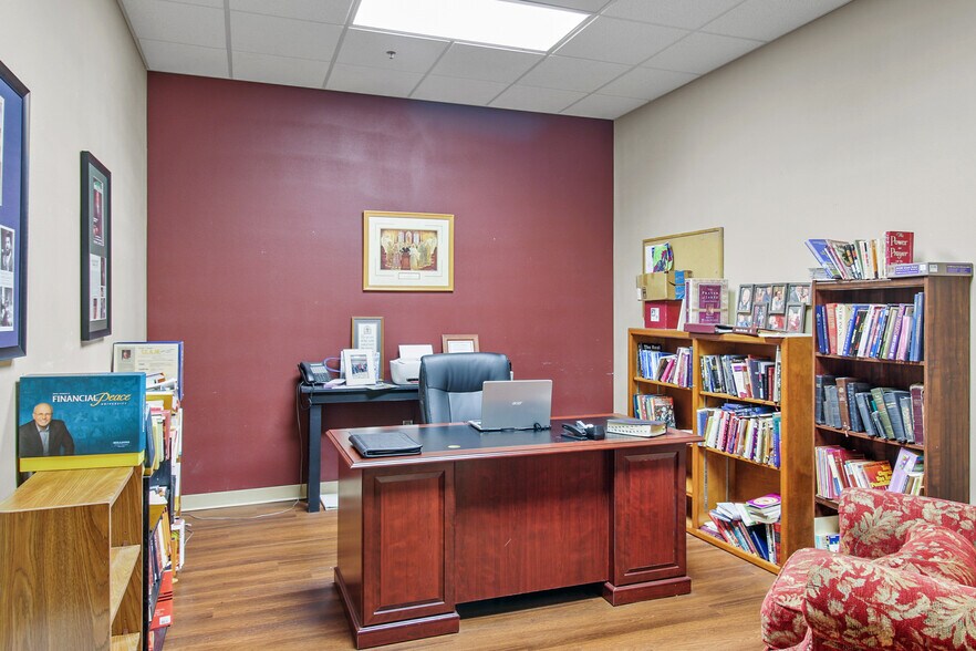 More Photos Of 300-314 E Main St, Parsons Freestanding For Sale