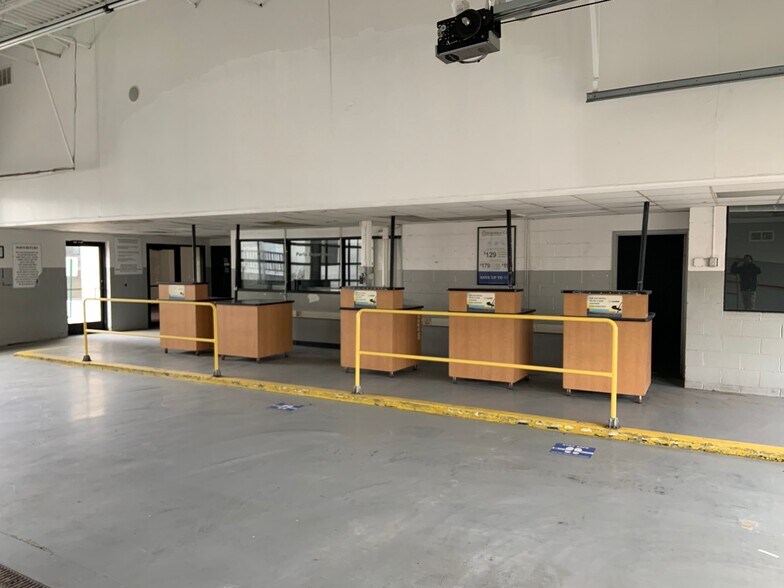 More Photos Of 35200 Grand River Ave, Farmington Hills General Retail For Sale