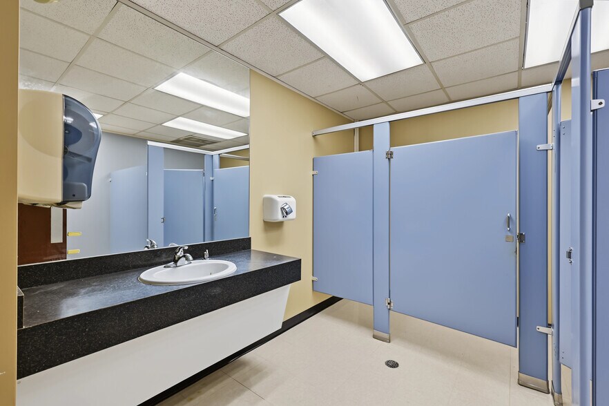 More Photos Of 15201 Mercantile Dr, Dearborn Light Manufacturing For Sale