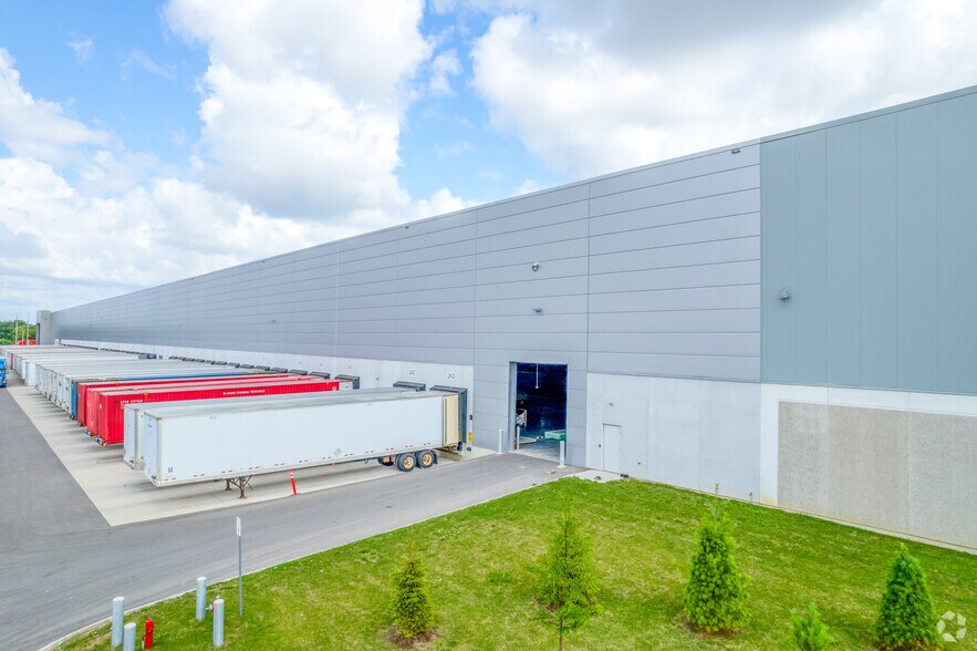 More Photos Of 3150 Derry Rd E, Mississauga Warehouse For Lease