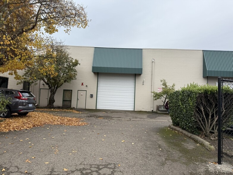 More Photos Of 830-870 W 2nd Ave, Eugene Warehouse For Lease