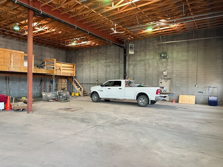 More Photos Of 11010 111th Ave NW, Edmonton Warehouse For Lease