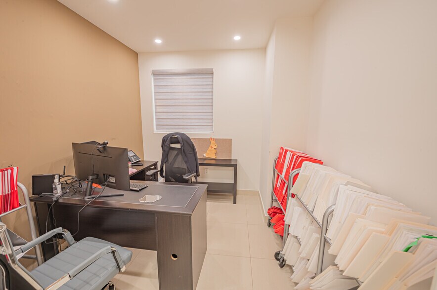 More Photos Of 20810-20818 W Dixie Hwy, Miami Medical For Sale