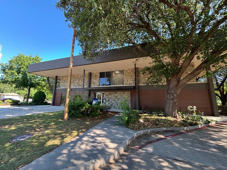 Primary Photo Of 414 W Parkway St, Denton Loft Creative Space For Sale