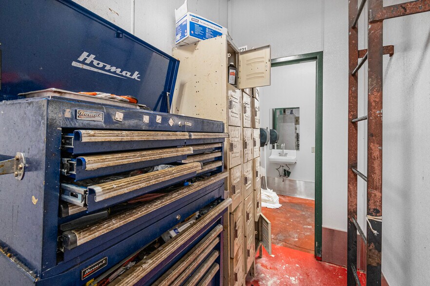 More Photos Of 2807 W 10th Ave, Kennewick General Retail For Sale