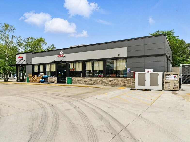 More Photos Of 1441 N 26th St, Sheboygan Service Station For Sale