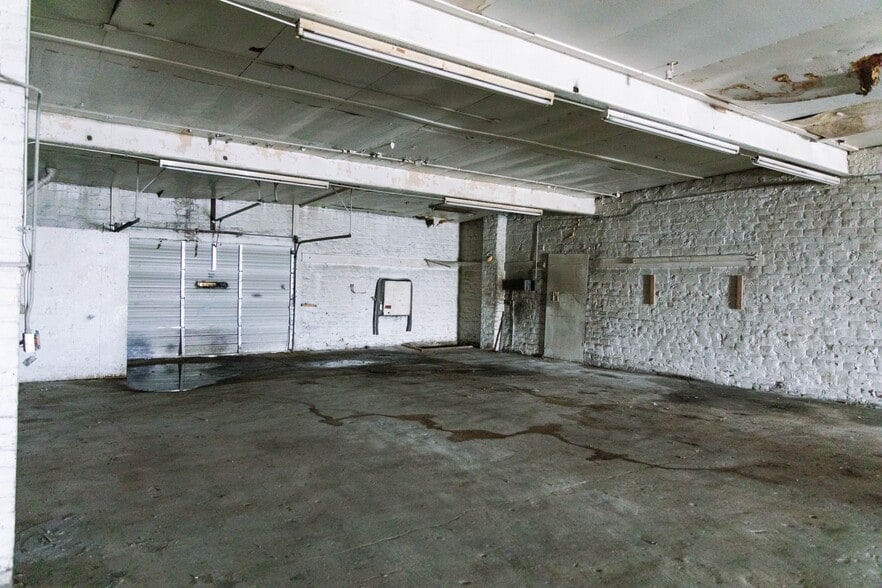 More Photos Of 6135-6139 Military Ave, Omaha Warehouse For Lease