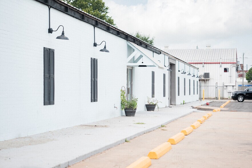 More Photos Of 2403 Washington St, Waller Flex For Lease