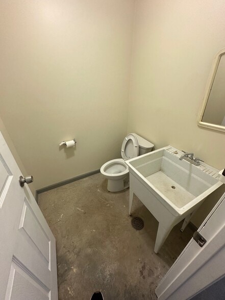 More Photos Of 700 Main St, Elsmere Warehouse For Lease