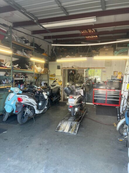 More Photos Of 851-859 US Highway 41 Byp S, Venice Storefront For Lease