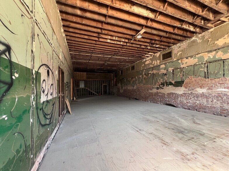 More Photos Of 335-341 S Main St, Memphis Storefront Retail Office For Sale