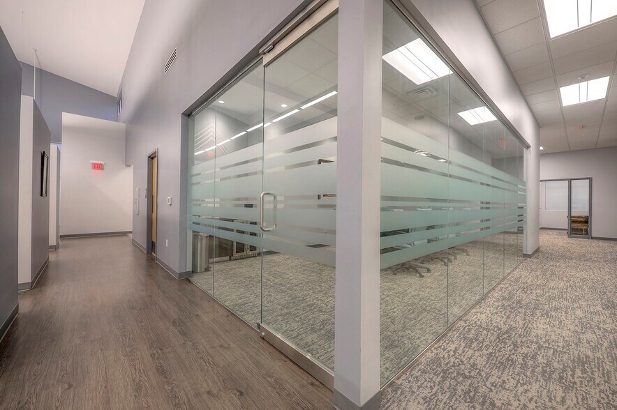 More Photos Of 5821 NW 72nd St, Kansas City Office For Lease