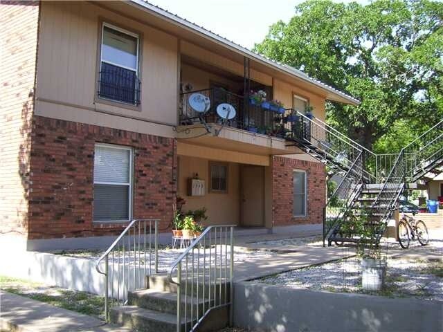More Photos Of 208-210 N Vanderveer St, Burnet Apartments For Sale