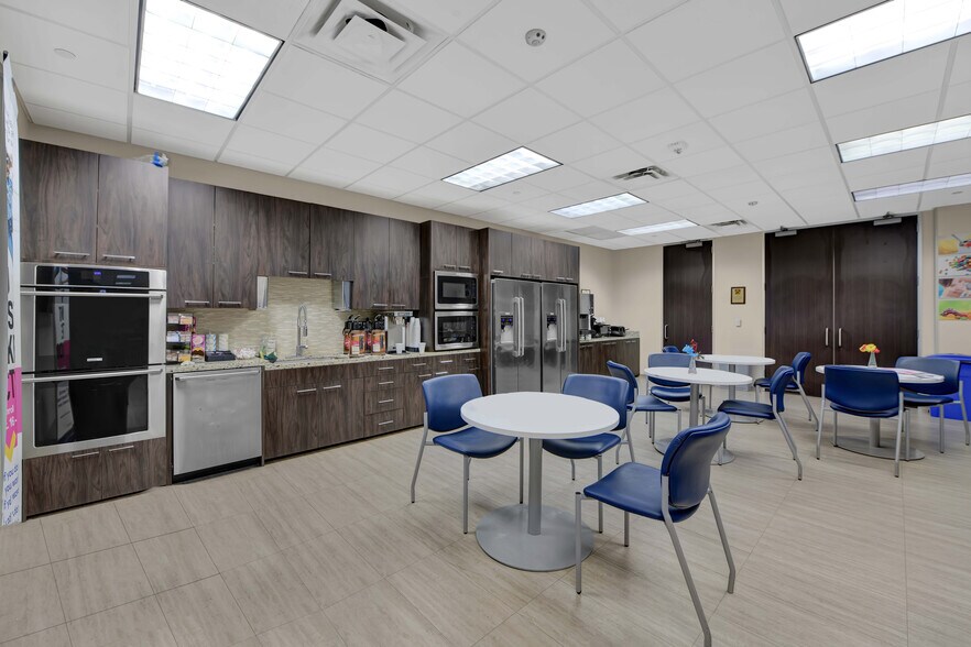 More Photos Of 681 Greens Pky, Houston Office For Lease
