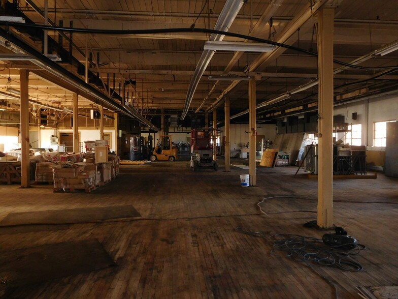 More Photos Of 95 Granby St, Bloomfield Manufacturing For Lease