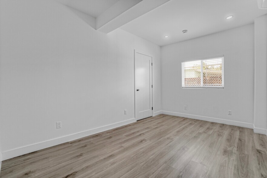 More Photos Of 162 W 65th St, Los Angeles Multifamily For Sale