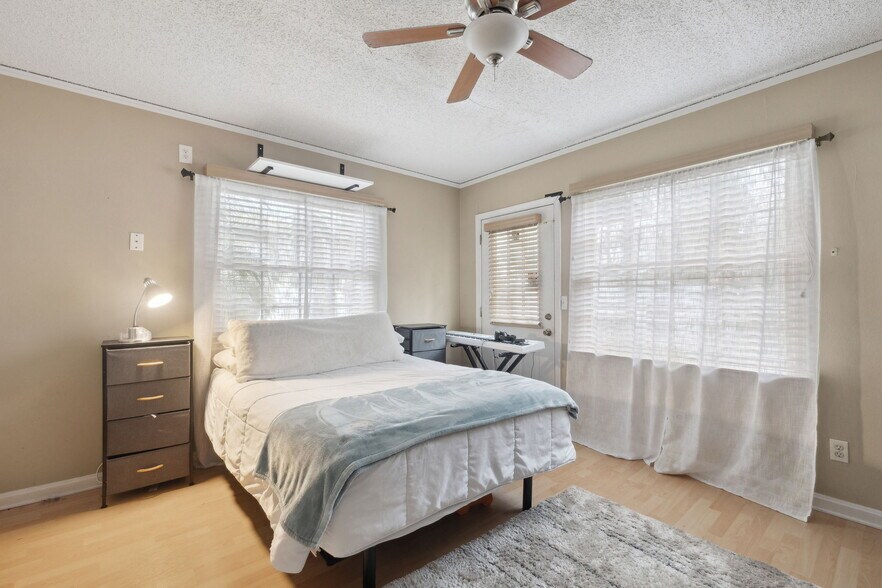 More Photos Of 8463 Beach Blvd, Jacksonville Freestanding For Lease