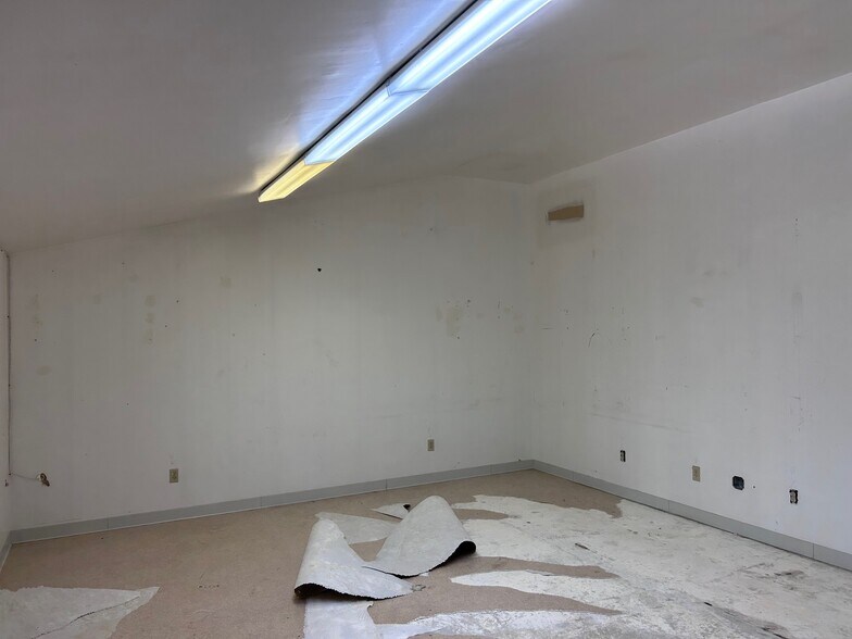 More Photos Of 633 N Morton St, Bloomington Research And Development For Lease