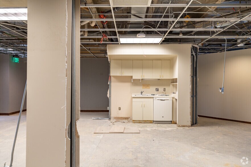 More Photos Of 801-803 W Big Beaver Rd, Troy Office For Lease