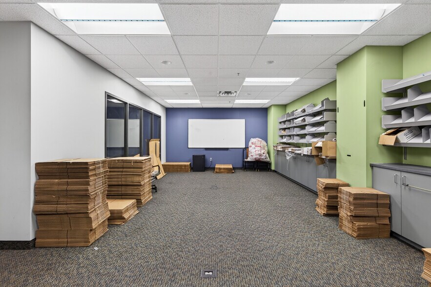 More Photos Of 521-563 Phalen Blvd, Saint Paul Coworking Space