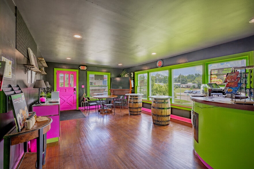 More Photos Of 1840 Volunteer Pky, Bristol Storefront Retail Residential For Sale