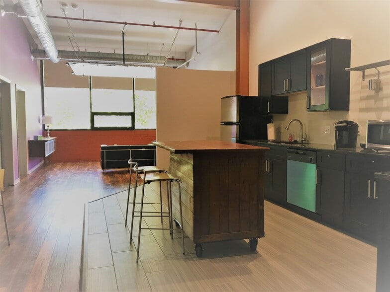 More Photos Of 2145 Central Pky, Cincinnati Flex For Sale