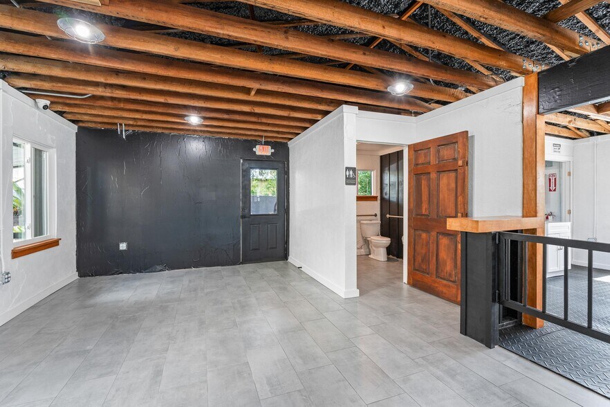 More Photos Of 209 Palmetto Ave, Longwood Restaurant For Lease