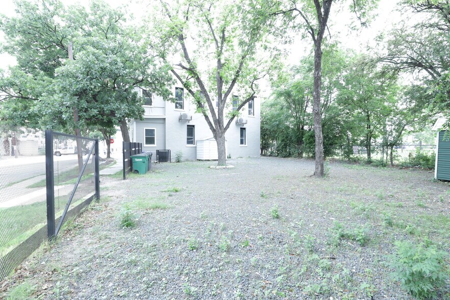 More Photos Of 2024 S Flores St, San Antonio Storefront Retail Residential For Sale