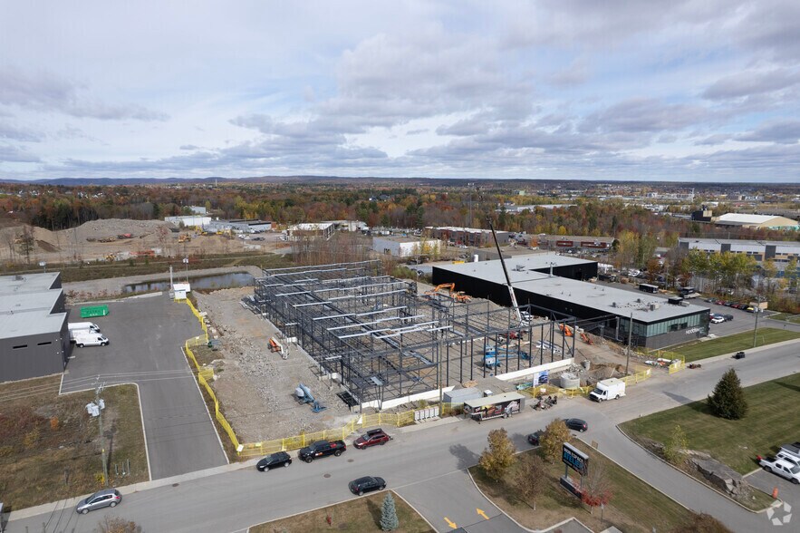 More Photos Of 20 Rue Claude-Audy, Saint-jerome Distribution For Lease