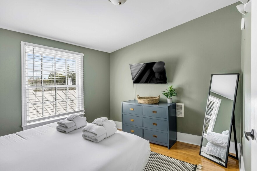 More Photos Of 140 Spring St, Charleston Hospitality For Sale