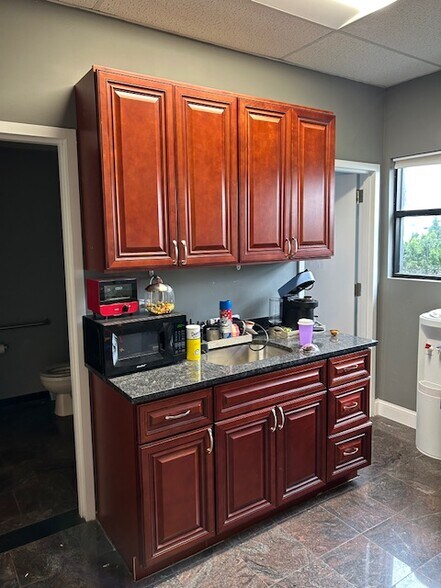 More Photos Of 70 Gazza Blvd, Farmingdale Warehouse For Lease