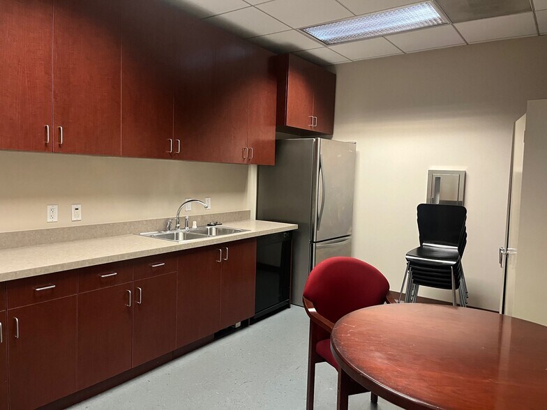More Photos Of 1601 E Orangewood Ave, Anaheim Office For Lease