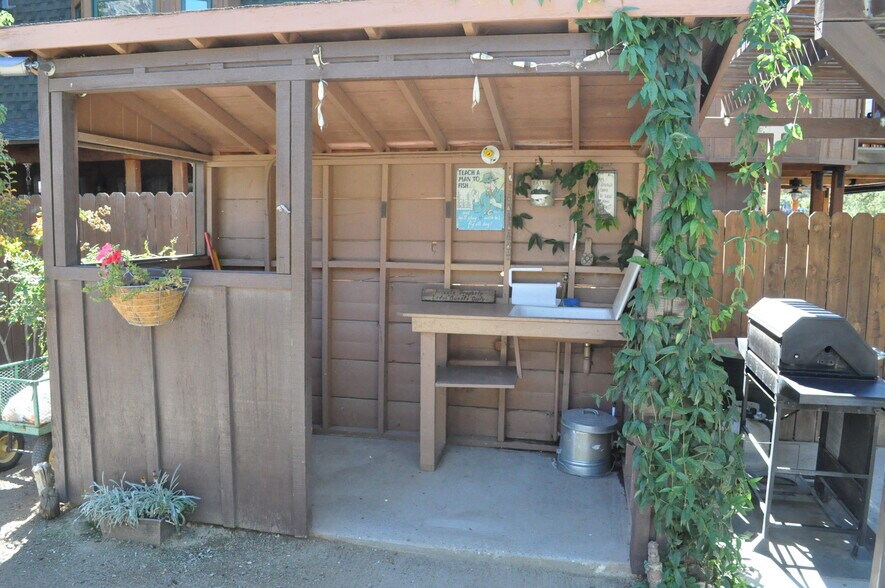 More Photos Of 16123 Sierra Way, Kernville Hotel For Sale