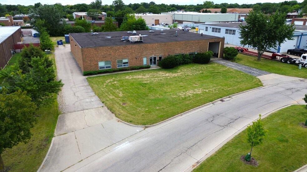 More Photos Of 115 E University Dr, Arlington Heights Warehouse For Lease