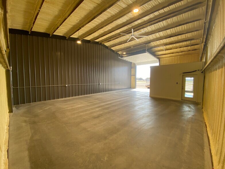 More Photos Of 2638 Business Loop 181 N, Floresville Flex For Lease