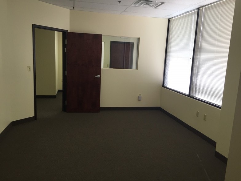 More Photos Of 8200 Sweet Valley Dr, Valley View Research And Development For Lease